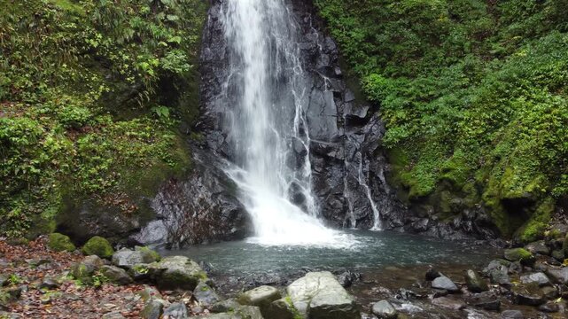 ドローンで撮る日本の風景　佐々木小次郎が修行した伝説の滝　福井県の一乗滝を横移動空撮
