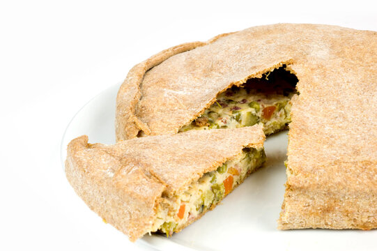 torta salata con farina di farro farcita con ortaggi di primavera