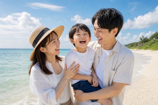 夏休みの海辺で笑う家族