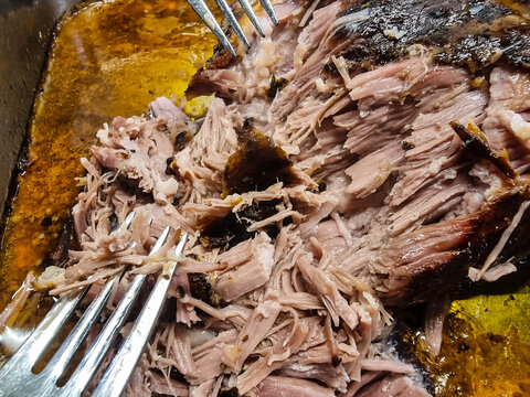 Pulled Pork Burger mit pikanter Sosse