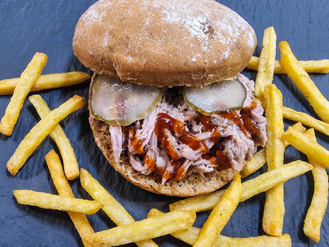 Pulled Pork Burger mit pikanter Sosse