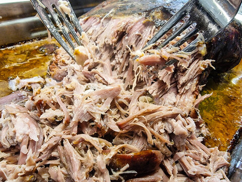 Pulled Pork Burger mit pikanter Sosse
