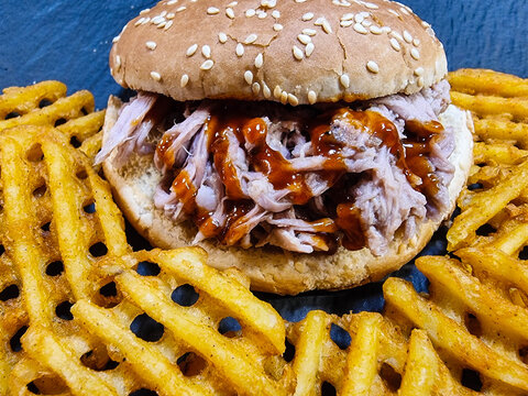 Pulled Pork Burger mit pikanter Sosse