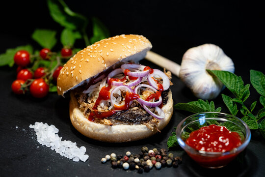 Pulled Pork Burger mit pikanter Sosse