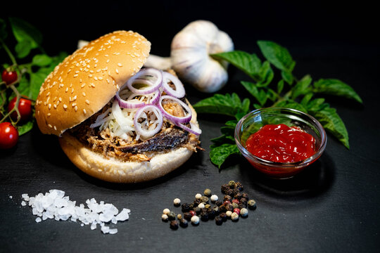 Pulled Pork Burger mit pikanter Sosse