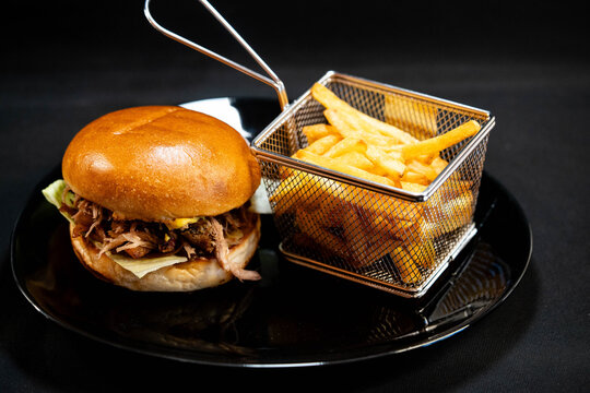 Pulled Pork Burger mit pikanter Sosse