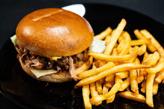 Pulled Pork Burger mit pikanter Sosse