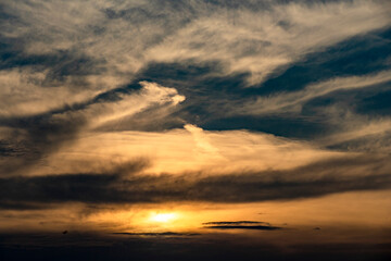 Fototapeta premium Von der Sonne angestrahlte Wolken am Abend