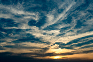 Fototapeta premium Von der Sonne angestrahlte Wolken am Abend