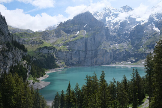 lago alpes su&iacute;&ccedil;os paisagem id&iacute;lica buc&oacute;licaneve verde motanha glaciar lago reflexo