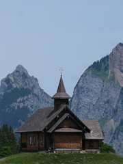 Fototapeta premium chalé casa igreja alpes suílas montanha neve suíça