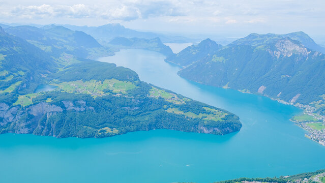 lago alpes su&iacute;&ccedil;os paisagem id&iacute;lica buc&oacute;licaneve verde motanha glaciar lago reflexo