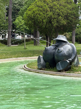 escultura botero com chafariz peitos