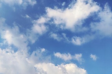 Obraz premium Beautiful blue sky background with fluffy white clouds on a sunny day