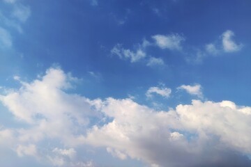 Obraz premium Beautiful bright blue sky with fluffy white clouds on a sunny day