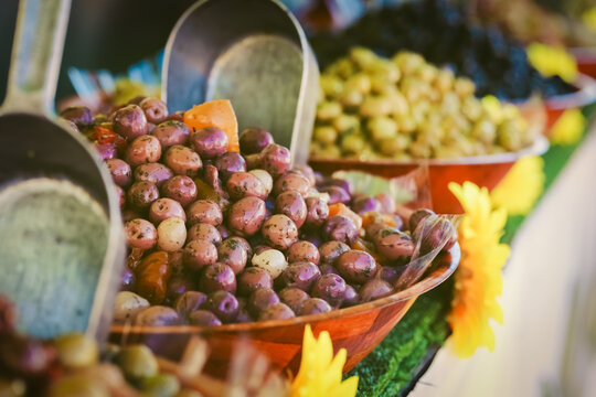 Oliven auf einem Markt in Six-Four-les-Plages in S&uuml;dfrankreich
