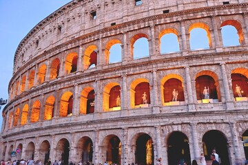 Obraz premium Glowing Colosseum at Blue Hour in Rome Italy with Ancient Roman Architecture