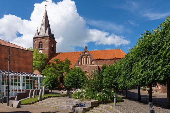 Kolding, Hafenstadt am Koldingfjord, D&auml;nemark. Stadtszene Sankt Nicolai Kirche