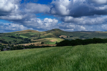 Obraz premium Rolling green hills under dramatic cloudy sky