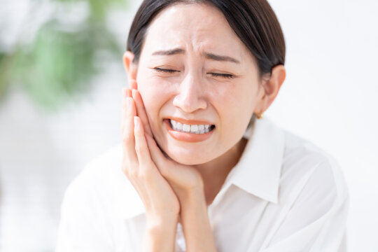 歯　顎　痛い　女性