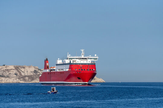 Ferry-boat au large de Marseille et longeant les Iles du Frioul
