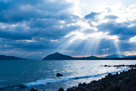 糸島半島と玄界灘に降り注ぐ天使のはしご