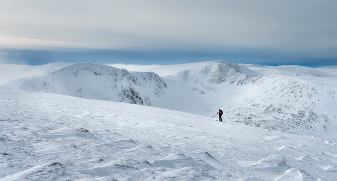 United Kingdom, Scotland, Cairngorms, Coire an t-Sneachda, ski tourer