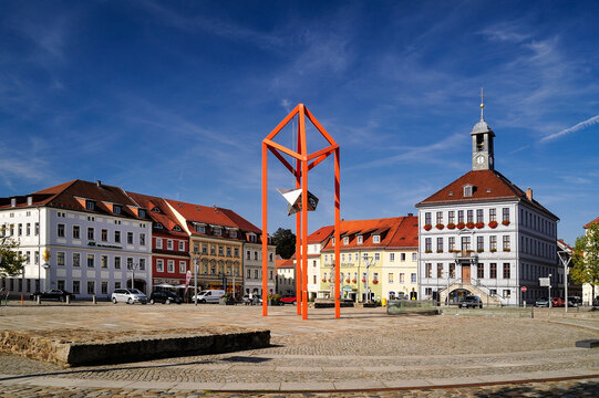 Germany, Saxony, Bischofswerda, Market place Altmarkt, townhall and sculpture 'Mediaturm'