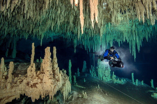 Mexico, Yucatan, Tulum, cave diver in the system Nohoch Na Chich