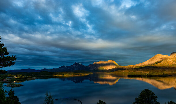 Mitternachtssonne am Efjord in Norwegen bei Narvik