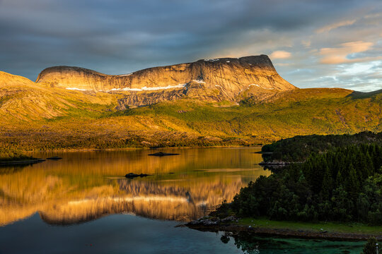 Mitternachtssonne am Efjord in Norwegen bei Narvik