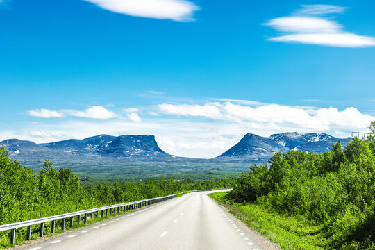 Europastrasse E 10 am Tornetr&auml;sk See bei Abisko Nationalpark in Schwedisch Lappland
