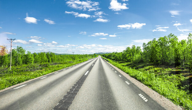Europastrasse E 10 am Tornetr&auml;sk See bei Abisko Nationalpark in Schwedisch Lappland