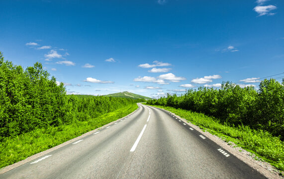 Europastrasse E 10 am Tornetr&auml;sk See bei Abisko Nationalpark in Schwedisch Lappland
