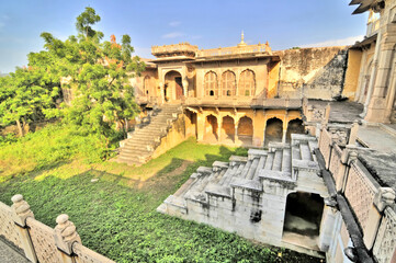 Obraz premium Royal cremation ground and cenotaph complex in Jaipur, Rajasthan, at the foothills of Nahargarh Fort final resting place for the male rulers of the Kachwaha Rajput 