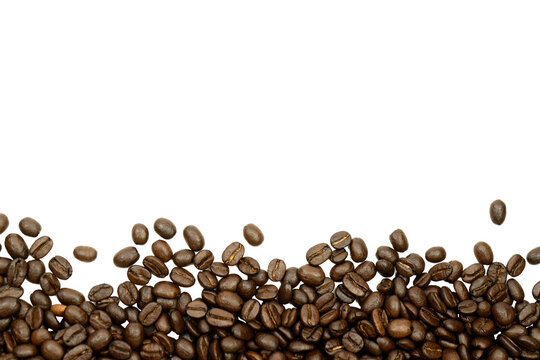 Roasted coffee beans isolated on a transparent background, forming a horizontal bottom border with copy space. High-resolution cutout for packaging, advertising, branding, menus, and design.