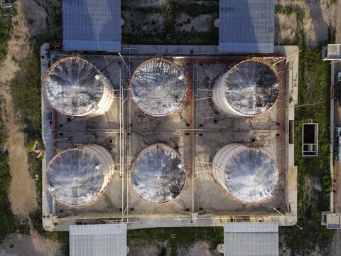 Aerial view of the Petroservicios Yucatan industrial storage tanks, featuring six large cylindrical containers arranged in a grid pattern on a concrete base in Progreso, Yucatan, Mexico.
