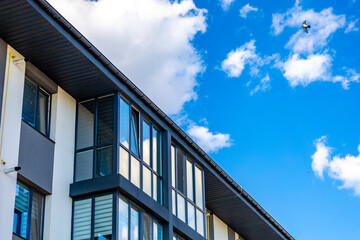 Obraz premium A building stands with large windows and a bird above it