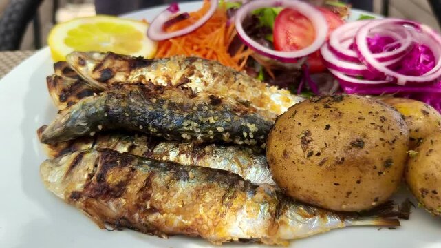 Sardinas asadas en espeto de chiringuito de playa 