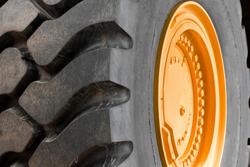 New large tire of an heavy industrial machinery with a bolted yellow wheel rim © Francesco Scatena