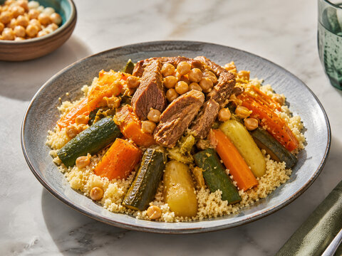  Cusc&uacute;s norteafricano con carne tierna, garbanzos, zanahorias, calabac&iacute;n y verduras cocidas lentamente en un caldo especiado.
