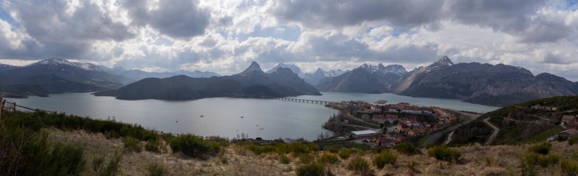 Panoramic view of the Ria&ntilde;o reservoir, viaduct, and Cantabrian mountains in Le&oacute;n, Spain