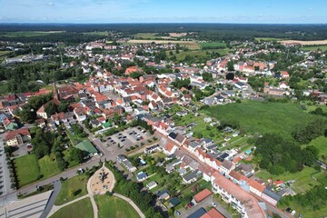 Fototapeta premium Seebad Ueckermünde, Ueckerpark und Grabenstraße mit Stadtzentrum 2024