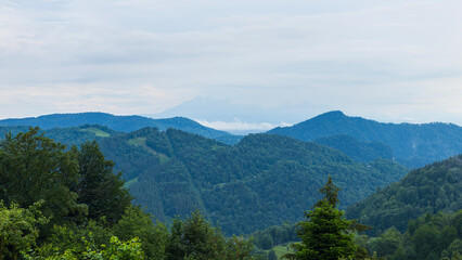 Obraz premium Panoramic mountain landscape near Szczawnica with distant Tatra Mountains