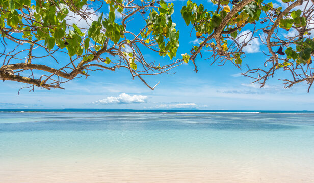 Eau turquoise sur une plage de Guadeloupe.