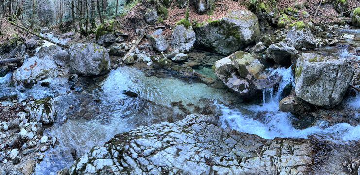 Kleiner Wasserfall an der Wei&szlig;en Achen im Chiemgau, Alpen, Bayern, Deutschland
