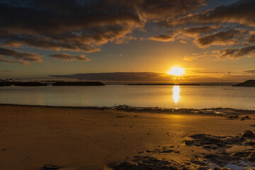 Fototapeta premium Minimalist Golden Sun Rising Over Ocean Horizon At Playa de la Guirra