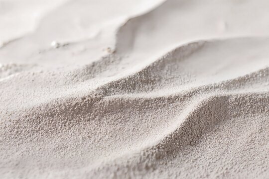 Texture de poudre fine blanche formant des ondulations abstraites, fond minimaliste aux reliefs d&eacute;licats