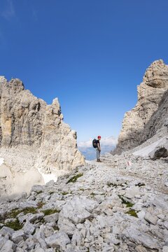 Mountaineers in the mountains, Via Ferrate Benini via Ferrate, back Bocca di Tuckett, Brenta Mountains, Brenta-Adamello Natural Park, Trentino, Italy
