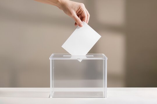 Main d&eacute;posant un bulletin de vote dans une urne, &eacute;lection d&eacute;mocratique, participation citoyenne, scrutin, vote et d&eacute;mocratie